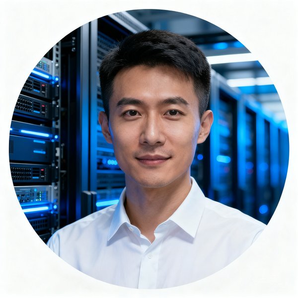 足球吧首席技术官王浩然的圆形头像，短发干练的男性工程师形象，背景为服务器机房蓝光